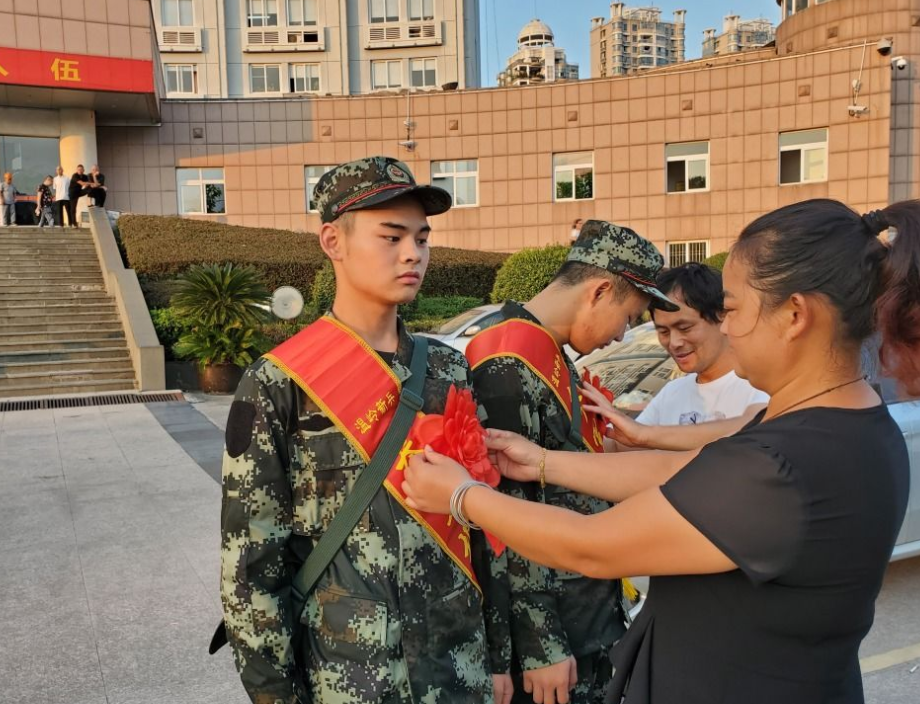 2021年“征兵”迎来调整，放宽这三项要求，大学生们开心不已