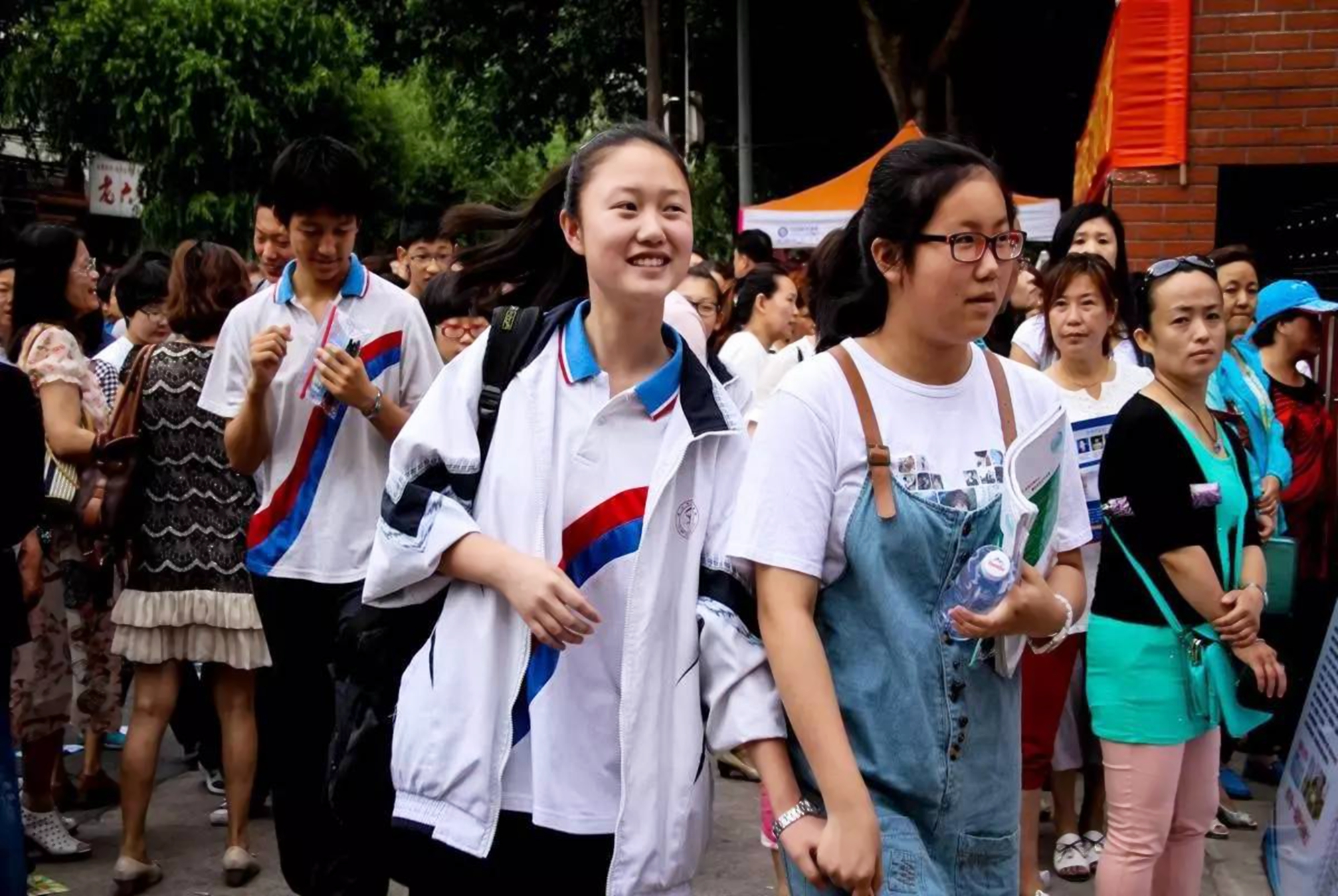 高考在即，家长花样陪考仪式感十足，妈妈被“旗袍猛男”艳压了