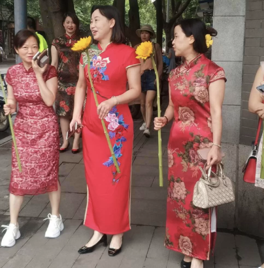 高考在即，家长花样陪考仪式感十足，妈妈被“旗袍猛男”艳压了