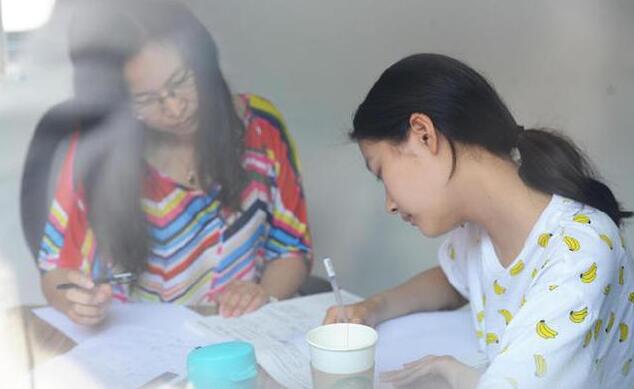 关晓彤高考成绩曝光，明明在拍戏赚钱，为什么高考成绩这么好？