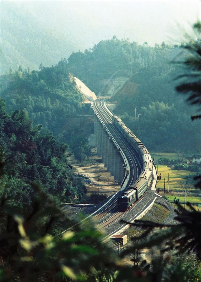 京九线起点(1992年修京九铁路，为何要在信阳“拐大弯”？这归功于八位老将军)
