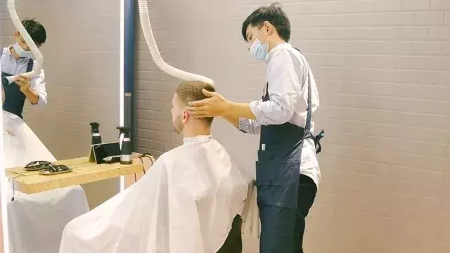 不洗头、不办卡!15分钟剪一个头,20㎡理发店月营收10万元