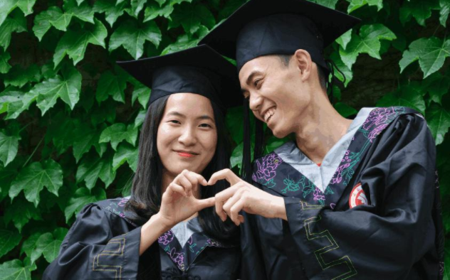 女大学生第一次约会，全宿舍合力帮忙装扮，网友调侃：怕砸手里吧