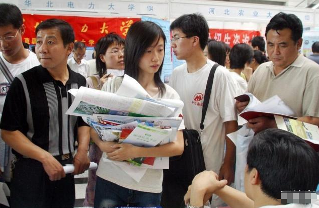 孩子考上211大学，妈妈朋友圈晒“录取通知书”，反而惹一肚子气