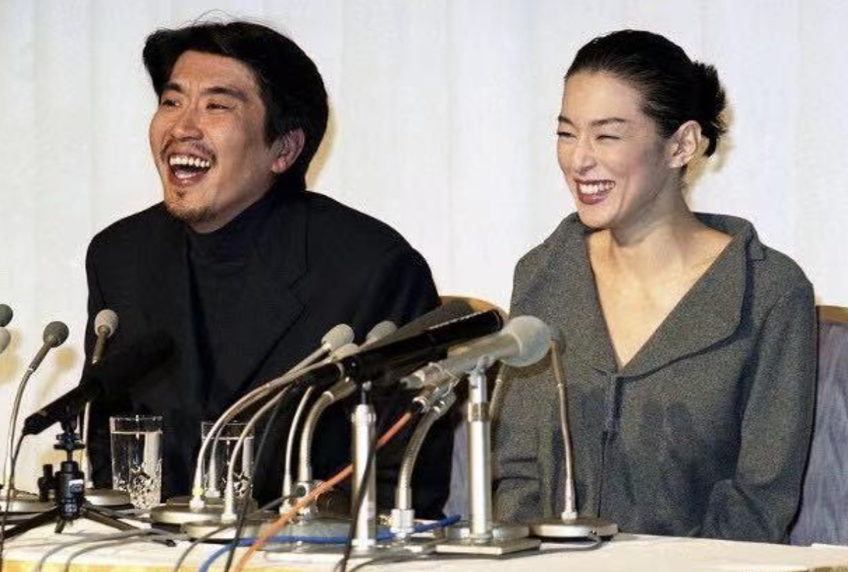 第三个理由是女强男弱,石桥贵明眼下的事业发展完全比不上铃木保奈美.