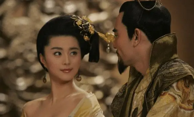 白居易长篇叙事诗《长恨歌》，杨玉环没有被缢死，因为坟冢无尸骨