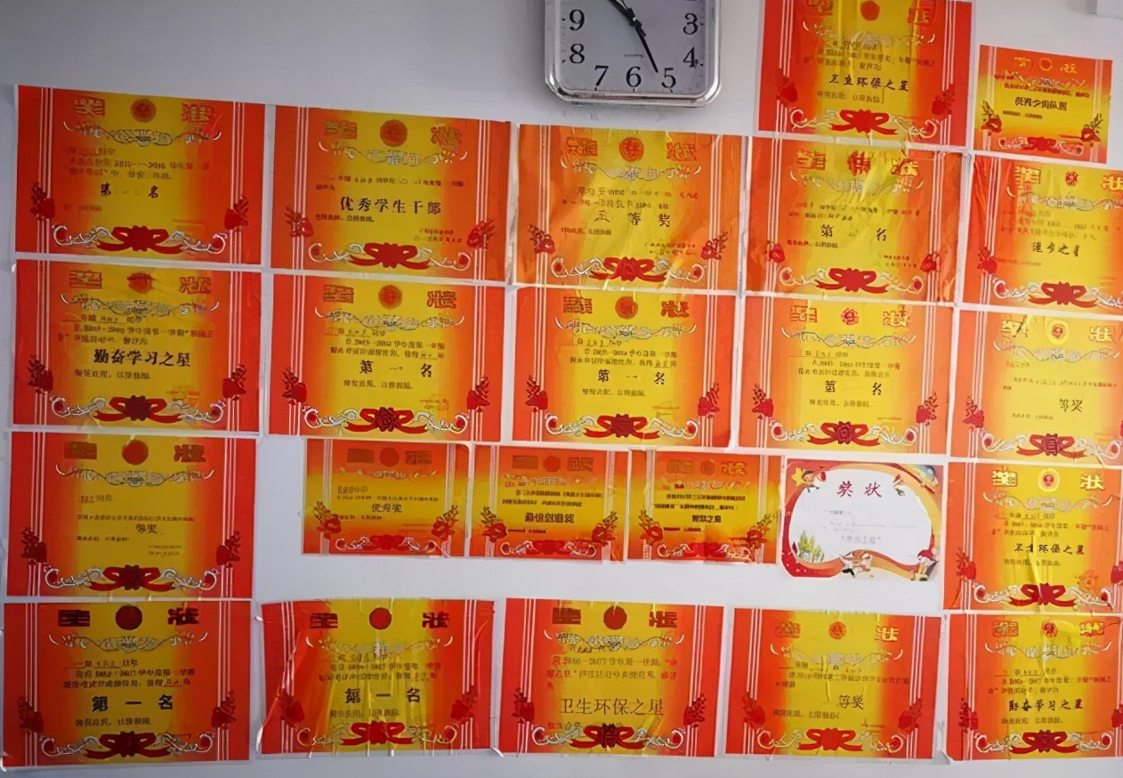 学生奖状贴满墙,家长却开心不起来,网友:换谁也不能高兴