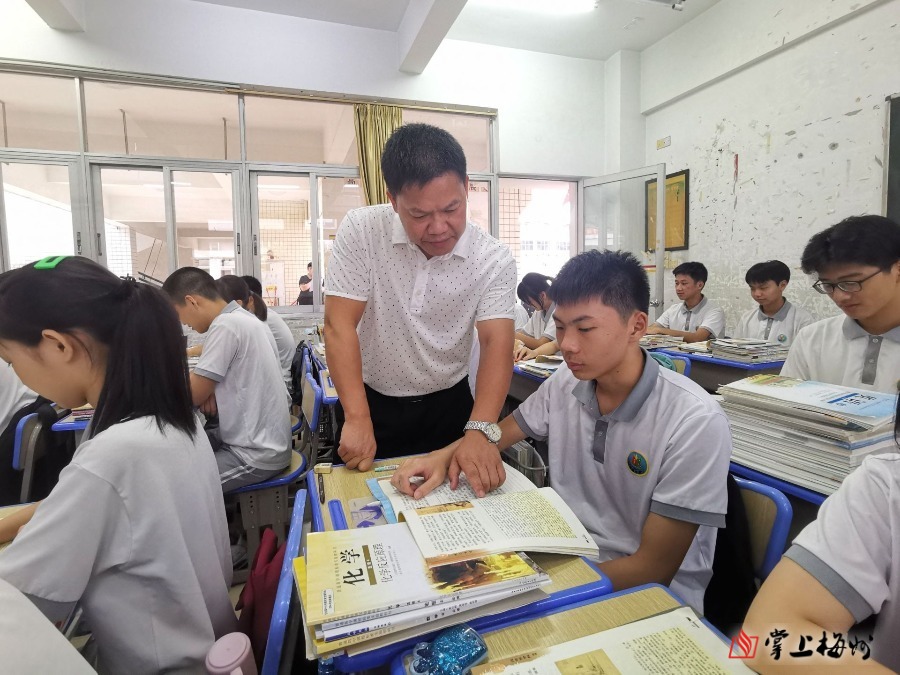 献礼第36个教师节 · 梅州日报特别报道：躬身教坛育桃李 不忘初心薪火传