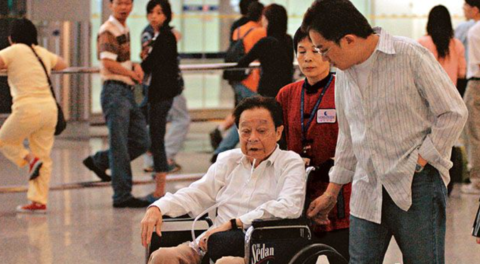 2006年董骠去世,葬礼上成龙曾志伟扶灵,四妻七子为何不争夺遗产