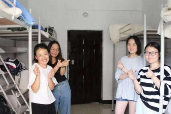 四川一大学女寝火了，6个人建多个群，网友调侃现实版“甄嬛传”