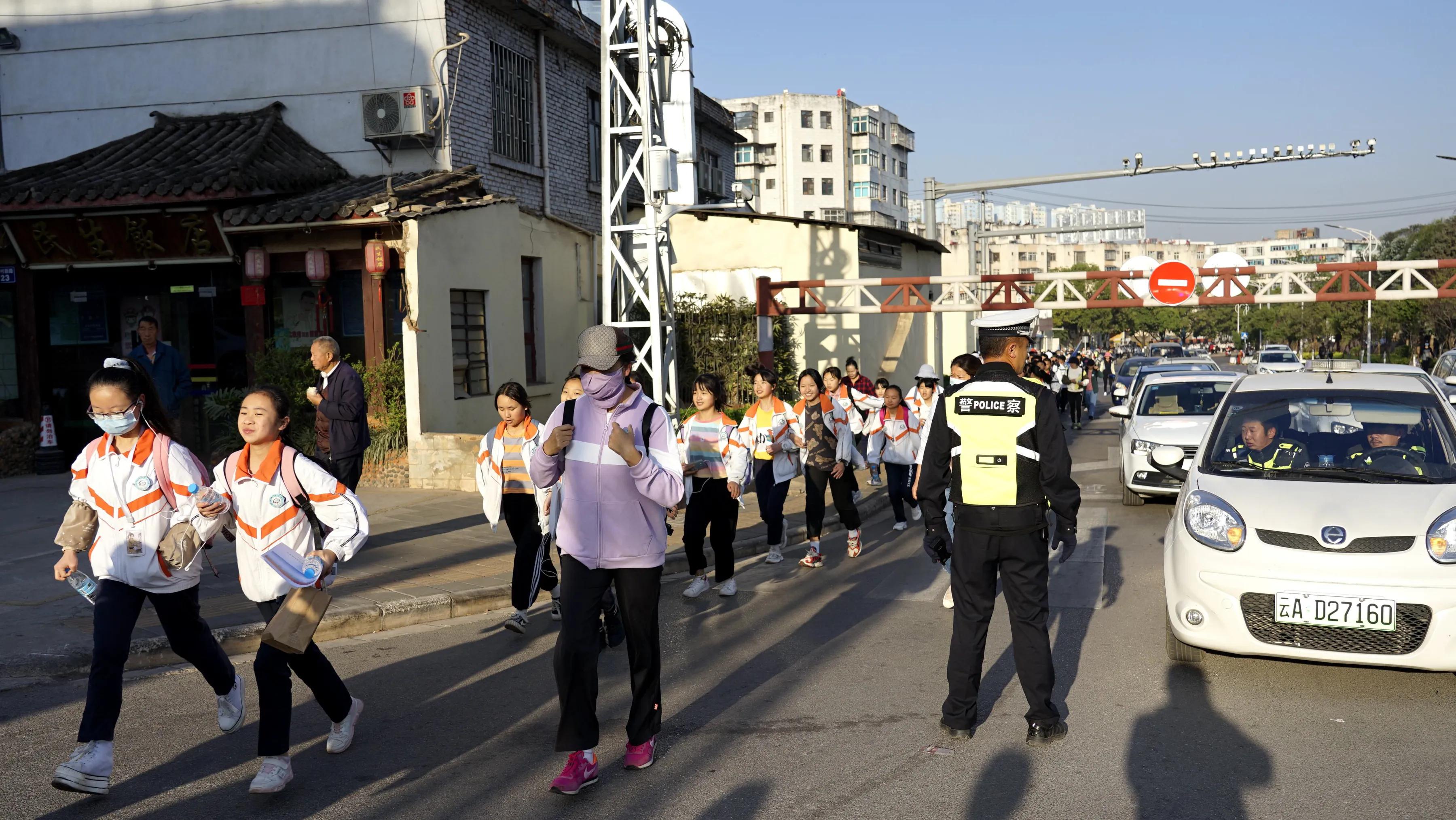 35里，昆钢一中学子用“脚”上了堂思政课