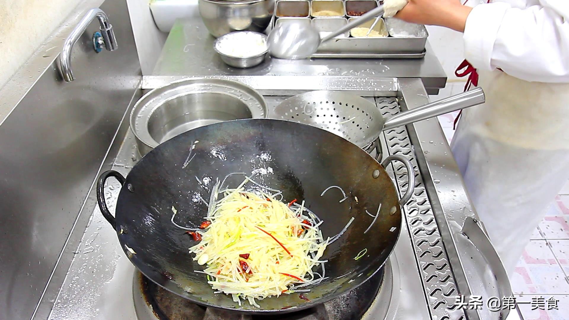 酸辣土豆丝的做法,酸辣土豆丝的做法 最正宗的做法视频