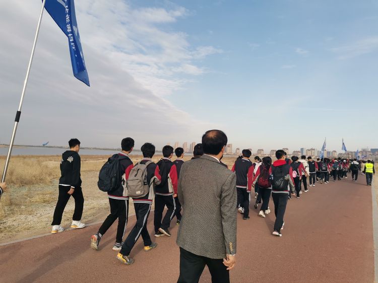 潍坊滨海国际学校组织徒步拉练活动