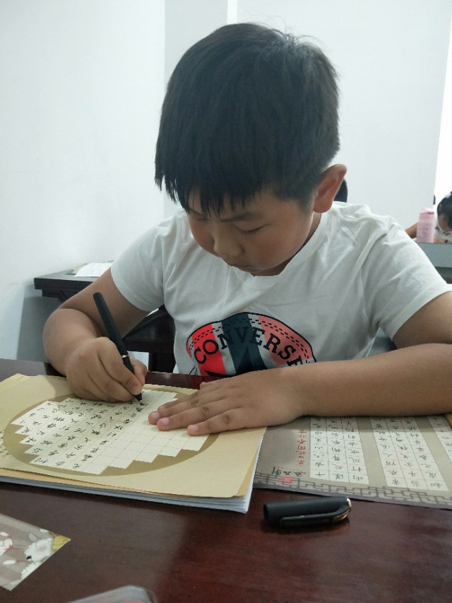 望子成龙？请别太早让孩子练字，这一行为弊大于利。