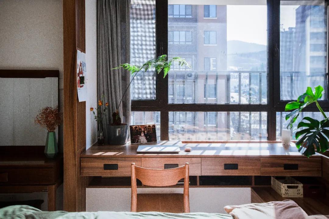 这对夫妻太有眼光，坚持全屋打满柜子，一进客厅就把我迷住了