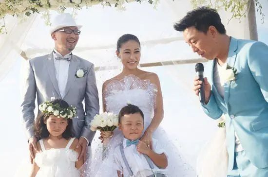 “好闺蜜变陌路人”的8对女星，有的背后插刀，有的嫁给闺蜜男友