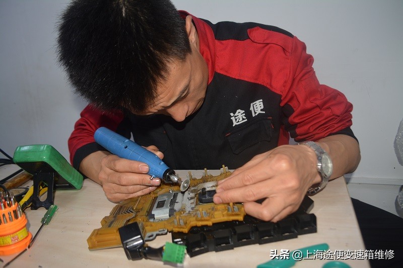 英菲尼迪FX35出现加速无力，顿挫，异响，抖动故障，变速箱维修