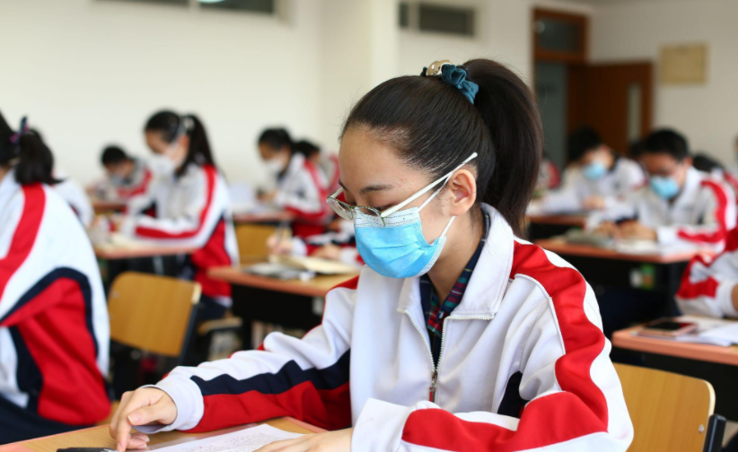 家庭教育VS学校教育，哪一个对学生更负责，看二者如何巅峰对决