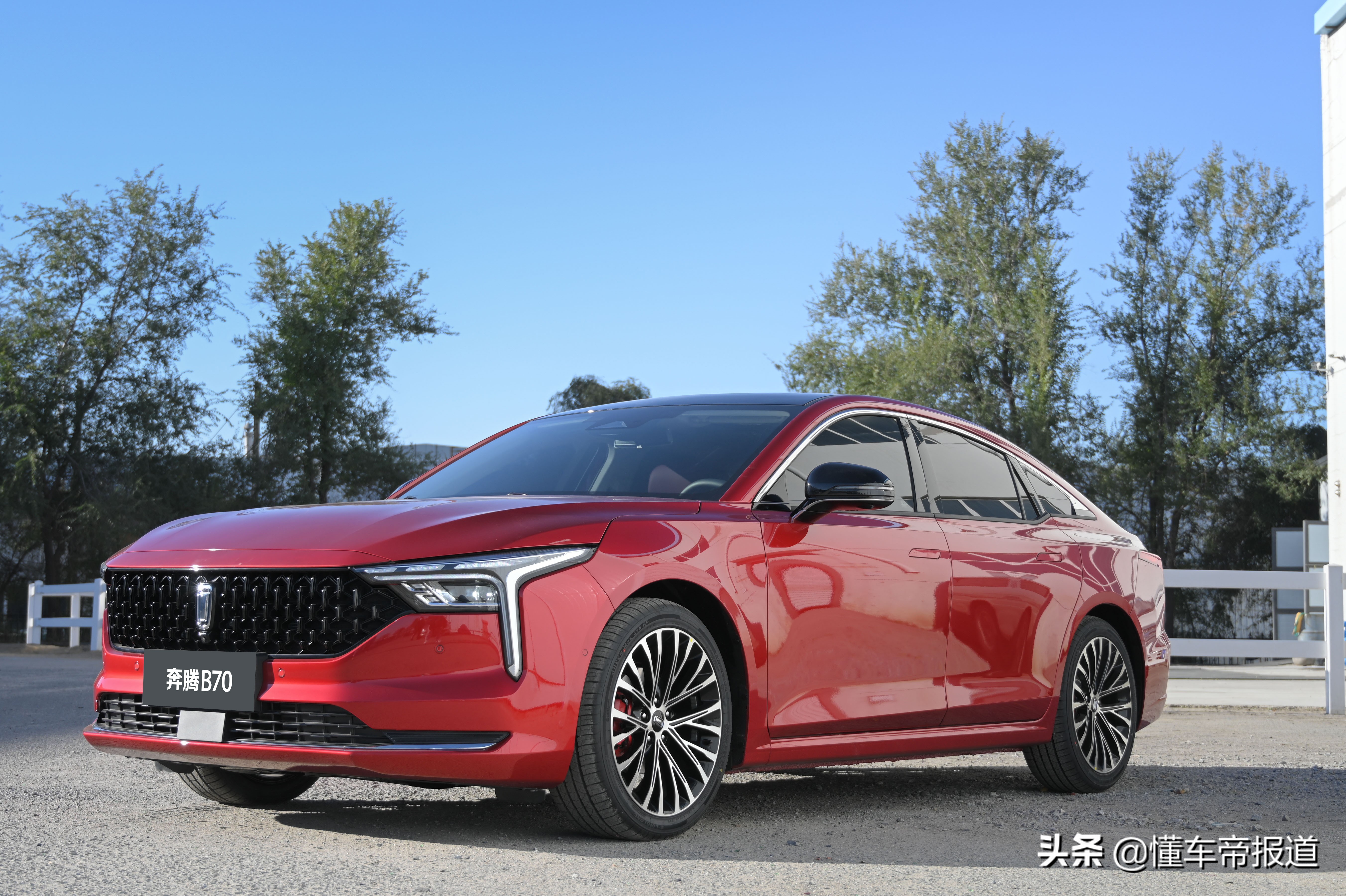 新车 | 换装T99同款2.0T发动机 百公里加速7.86秒！新款奔腾B70上市