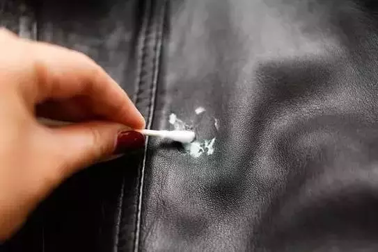 上万元的包包可别糟蹋了，这样保养，再背10年都不会烂！