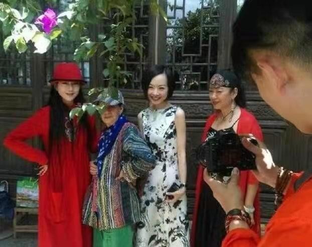 “孔雀公主”楊麗萍：63歲無兒無女，30年不吃米飯，指甲已留40年