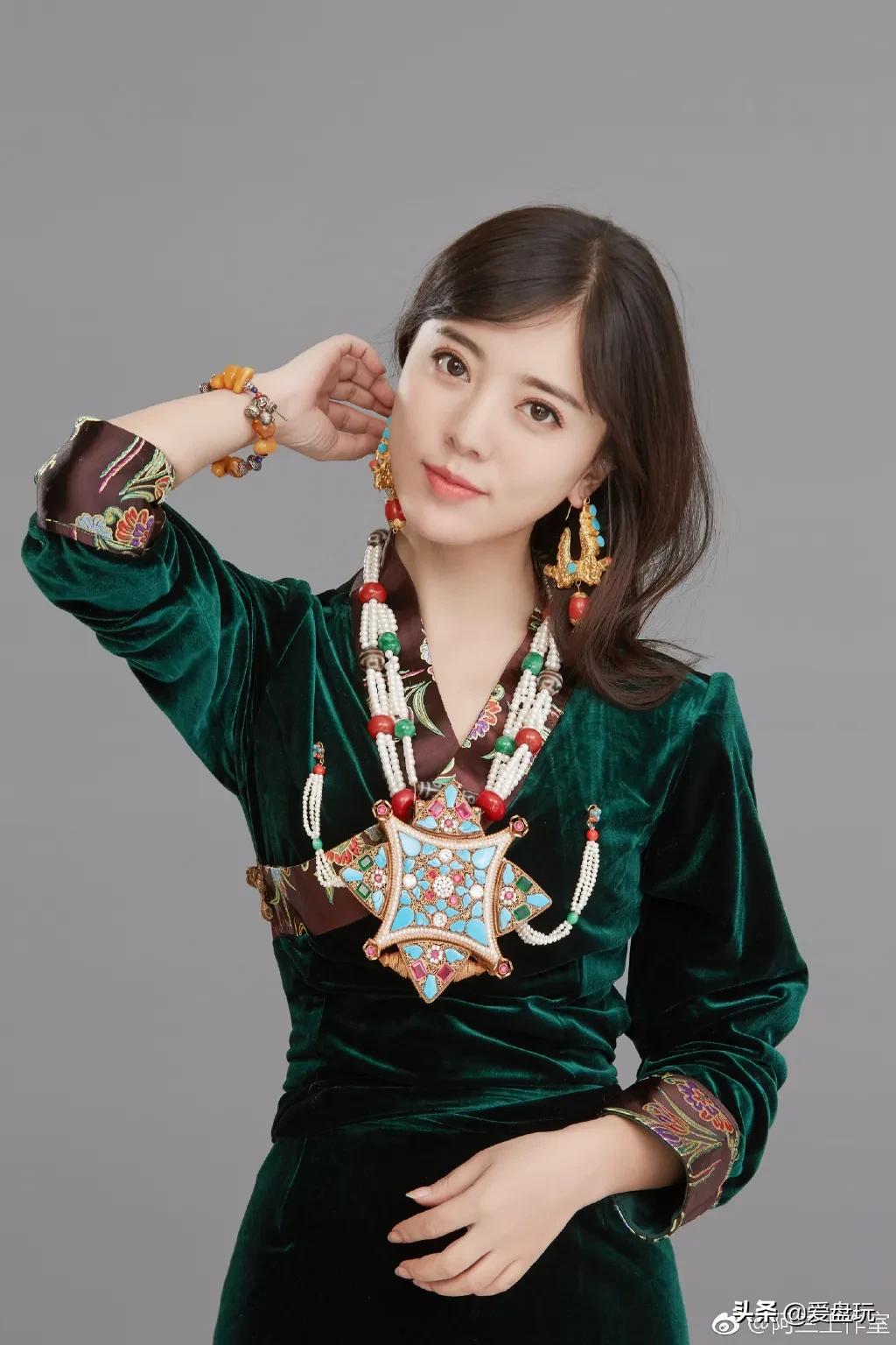 参加《浪姐2》的她大有来头,是歌手也是白富美,还常戴天珠老蜡(天珠
