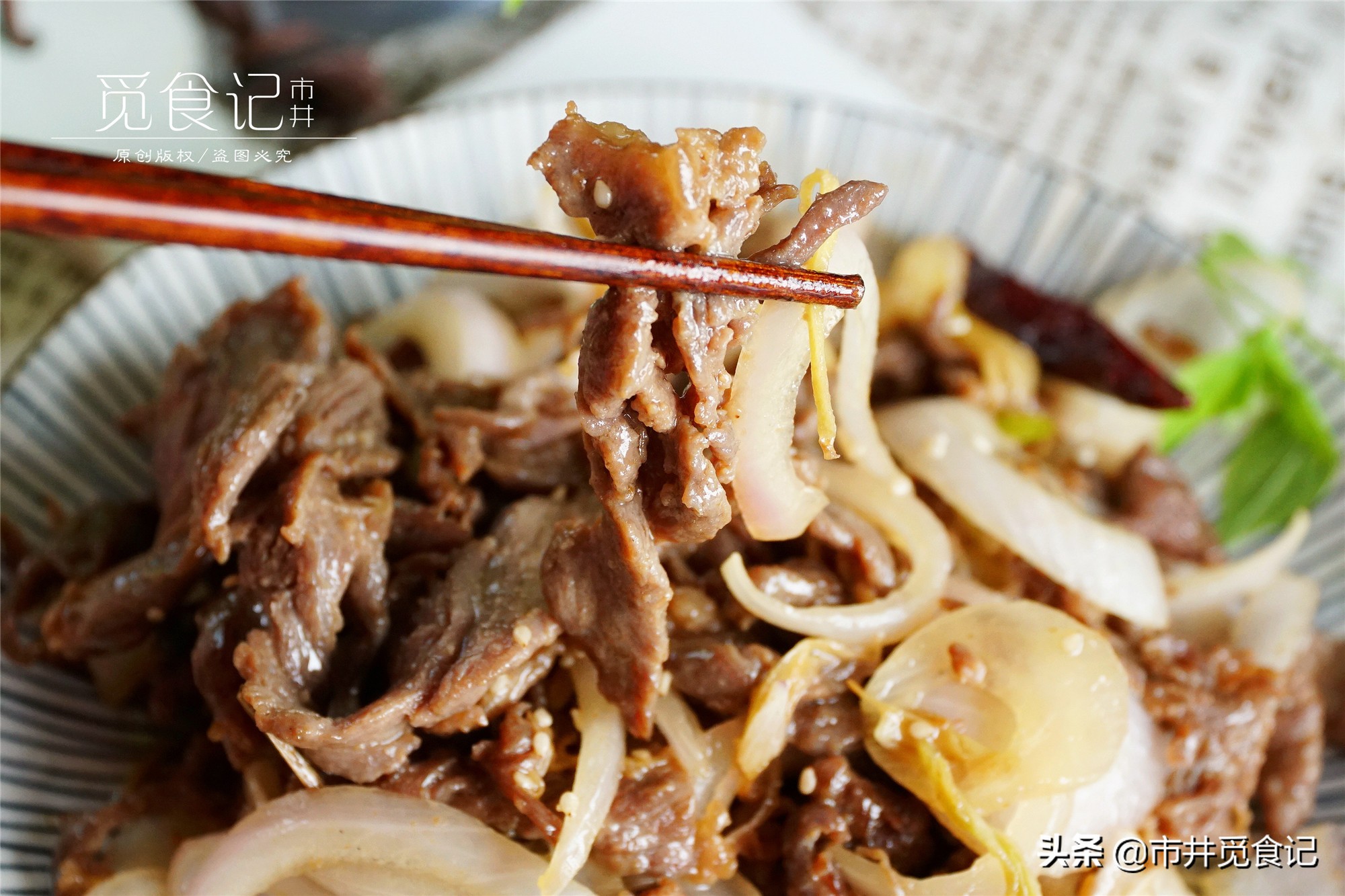 炒牛肉直接下鍋就錯了，容易炒老，用它拌一拌，怎么炒都滑嫩鮮美