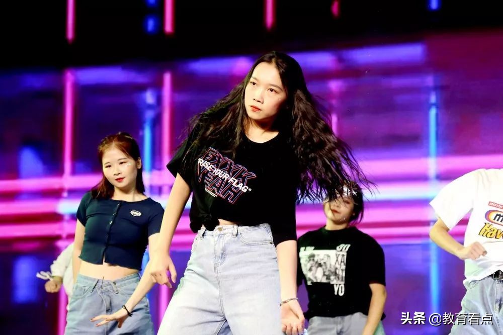 青春献礼新时代，为广东省华立技师学院艺术节点赞