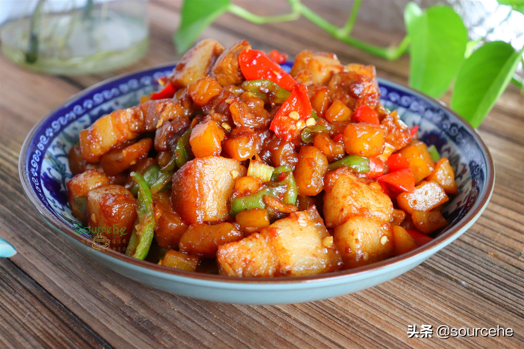 五花肉和土豆是天生一对，简单炖一炖，香飘四溢，入口即化