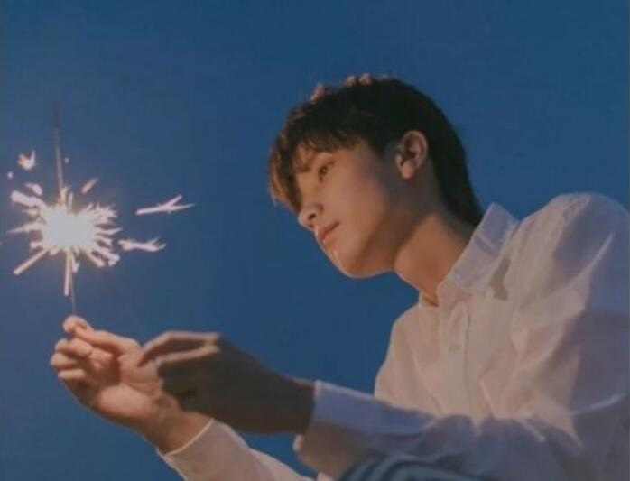 听说丑的男生找个女朋友就会变帅，你不信？来看看这几个小哥哥