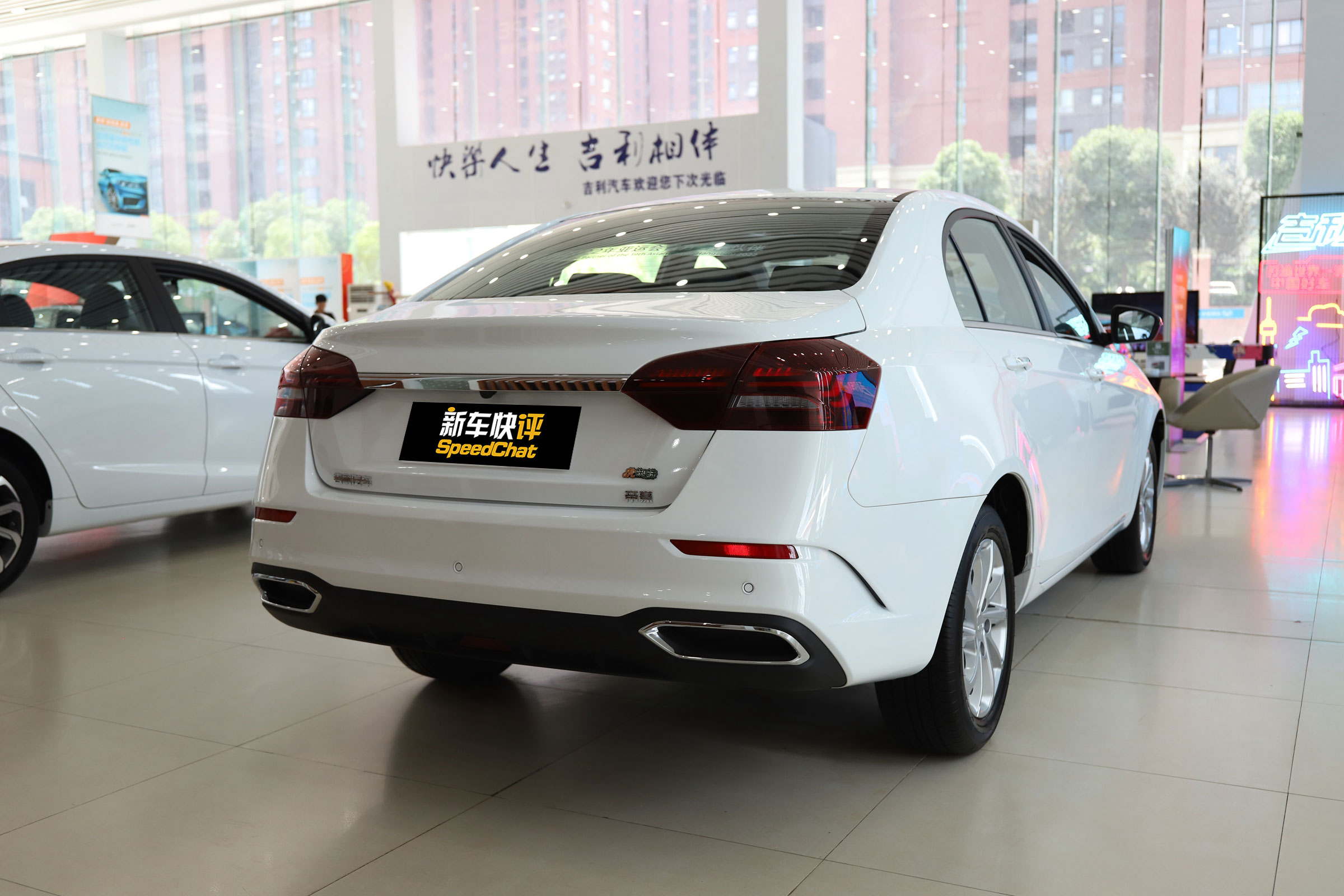 国民家轿热销12年 最低只要4.28万 实拍吉利帝豪UP