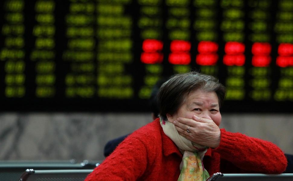当股市连续下跌,出现恐慌之时,散户该怎么办?