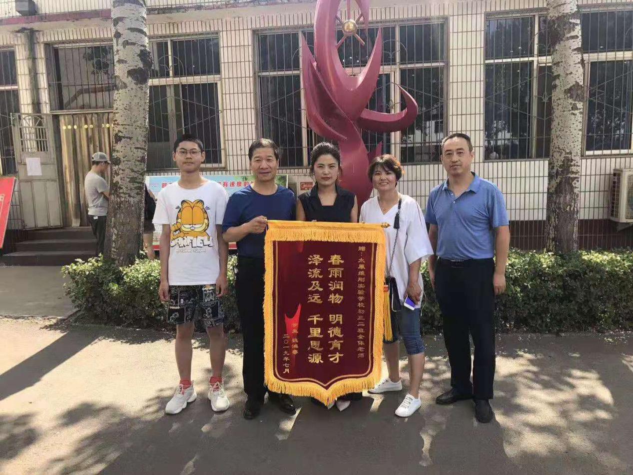 用一颗心换另一颗心丨成绩倒数第一的班级，中考时竟出了全校第一