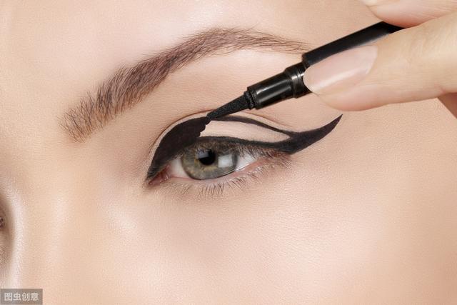 眼线笔和眼线液哪个更好用，选择适合自己最重要