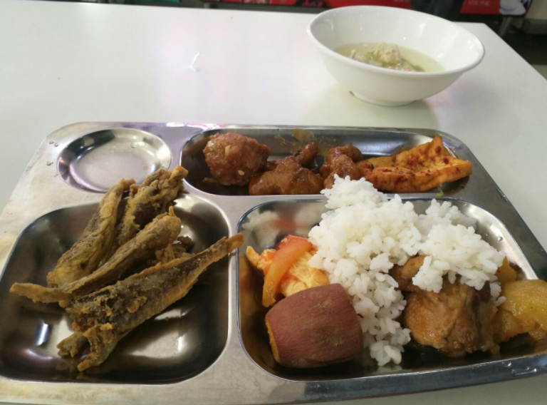 大学生食堂火了，物美价廉令人心生向往，网友：后悔没好好读书