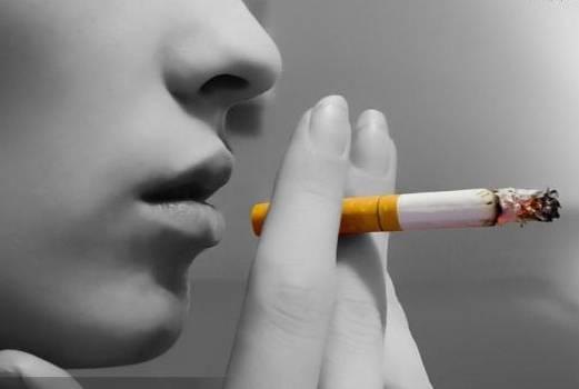 一天不排便相当于吸烟三包!长期便秘危害大，吸烟与便秘有何关系?