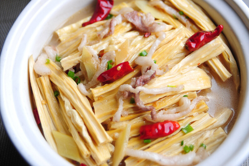 泡腐竹，不要放在水里就泡，饭店常用这方法，泡发快速不夹生