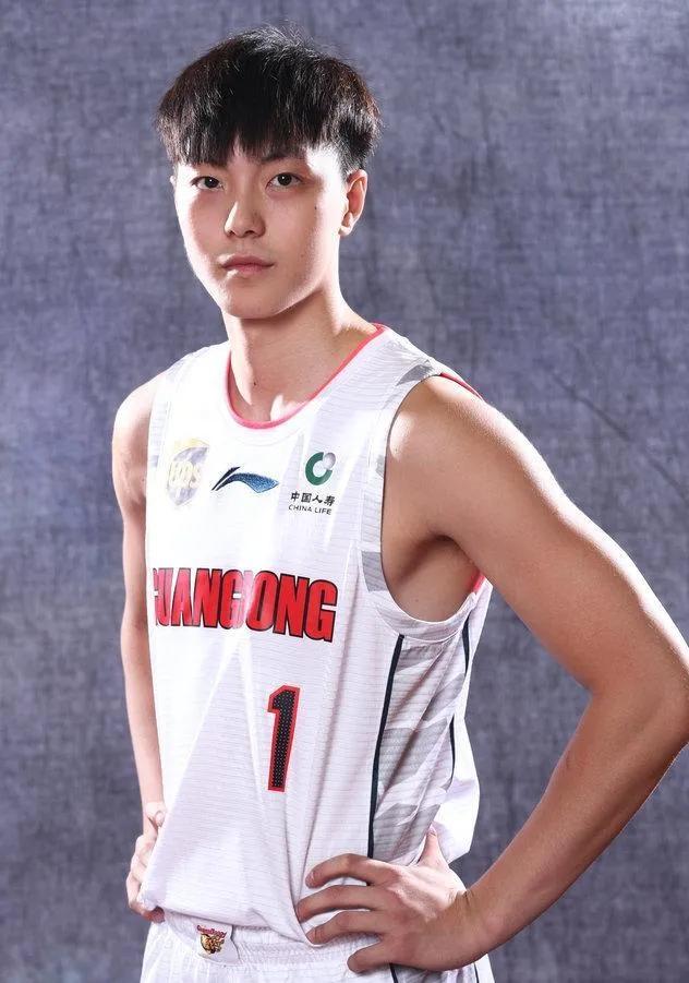 cba明轩哪里人(cba球星之阳光少年胡明轩——跨越大半个中国的追梦