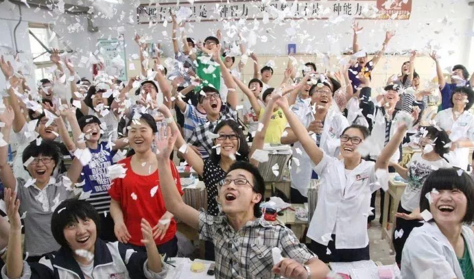 硬核“高考标语条幅”走红，既励志又有趣，看得热血沸腾