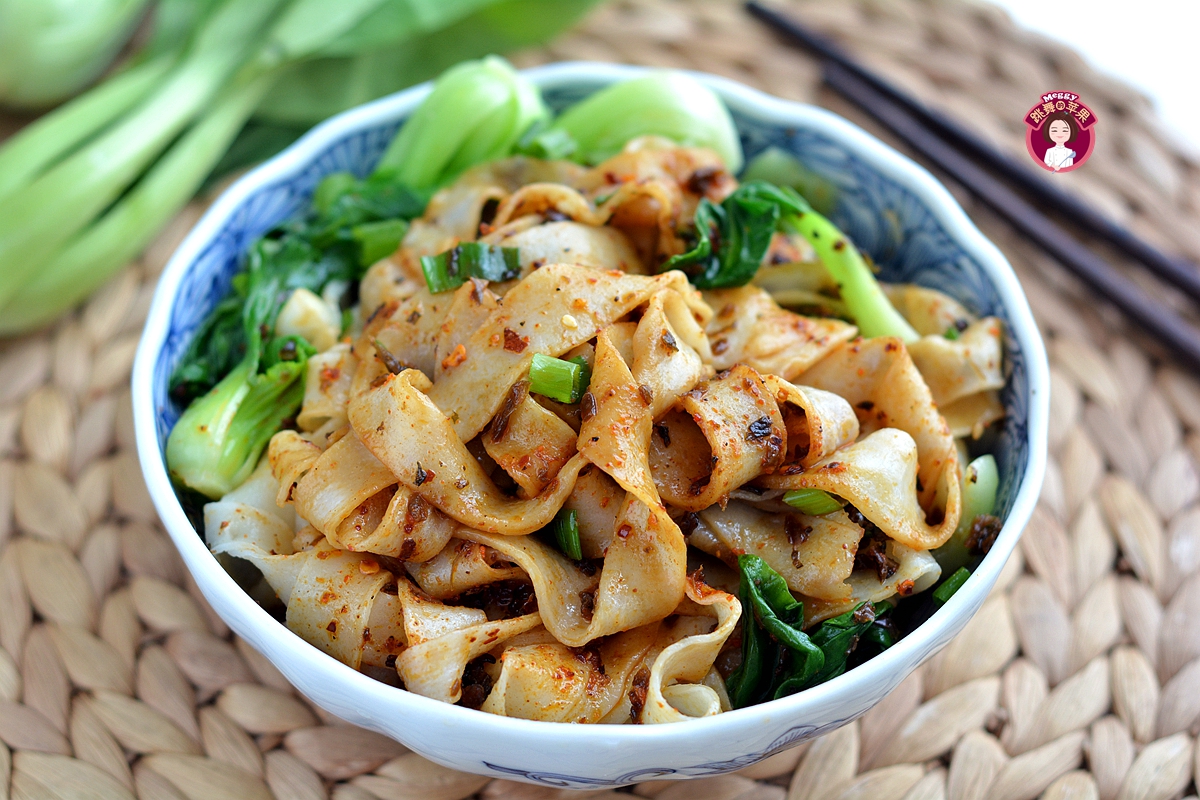 夏天最爱的油泼面,一煮一泼,香辣劲道,回回能吃2大碗