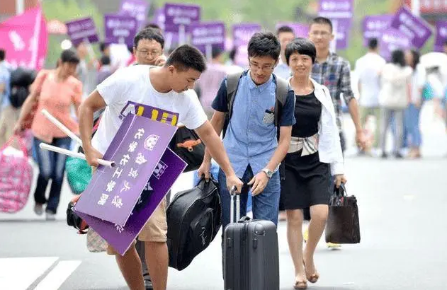 进入大学之前，学生需要准备好“一档三证”，大学期间很有用
