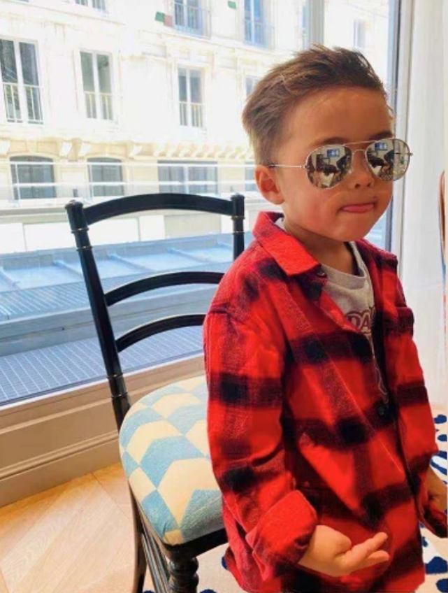 周杰伦晒儿女开心玩耍照，6岁海瑟薇长发飘飘好淑女，小长腿初现