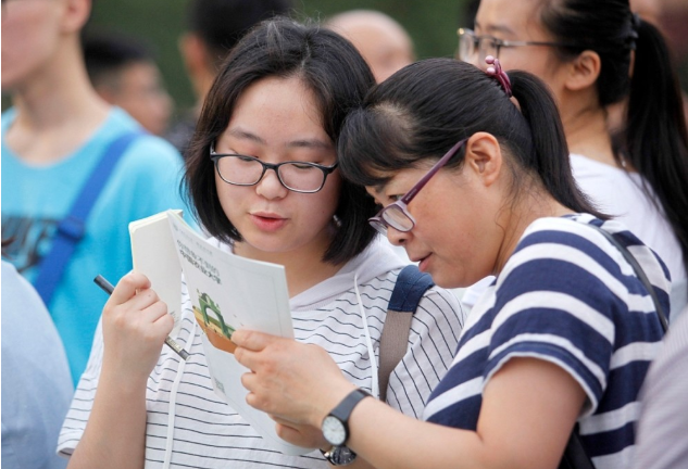 高考志愿成生意，规划师一年收入90万？花高价报志愿真有必要？