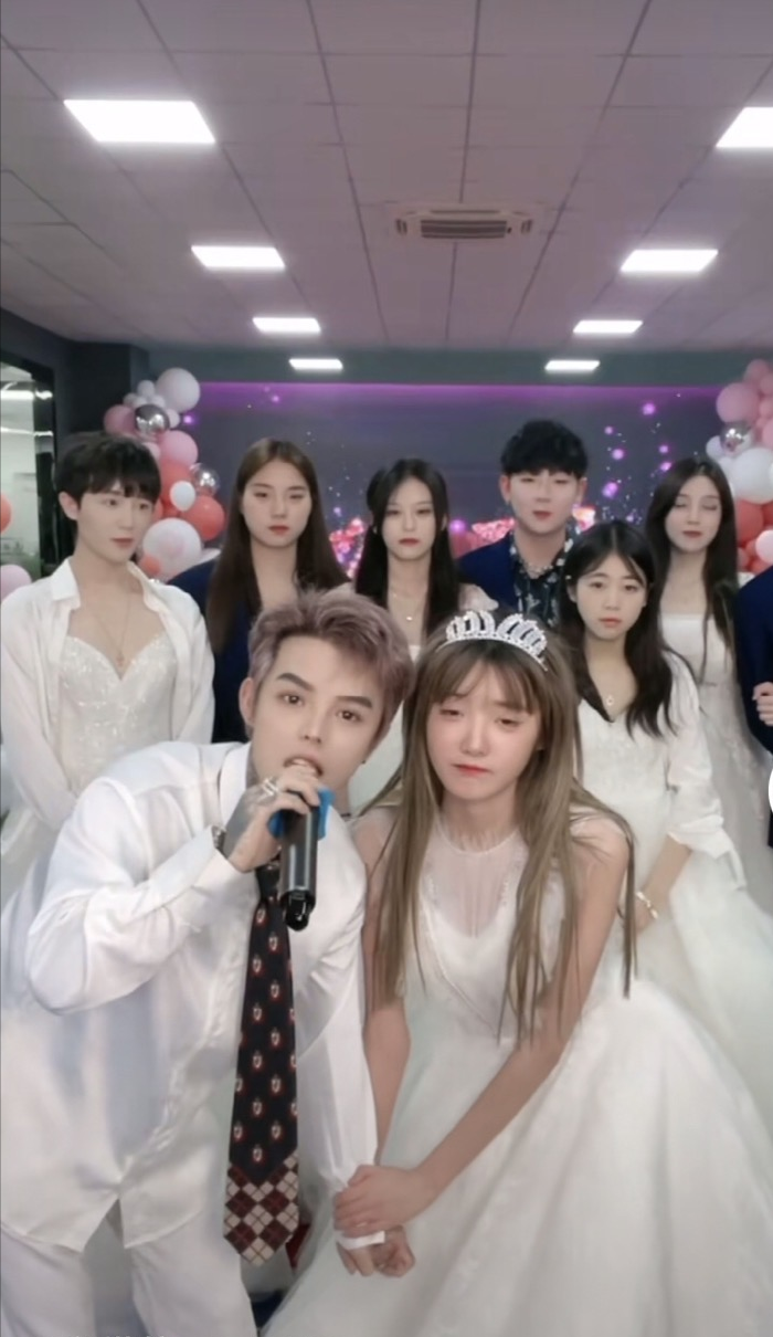 殷世航和套路璐官宣分手！男方疑刚单身就晒新欢，新女友美艳性感