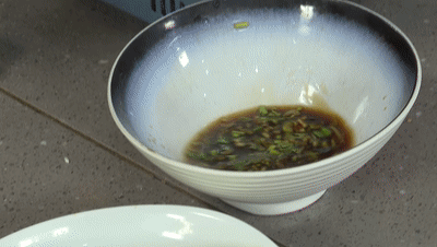 大厨拿出私藏料方教你10分钟速成开胃酸汤水饺，比蘸醋碟还好吃