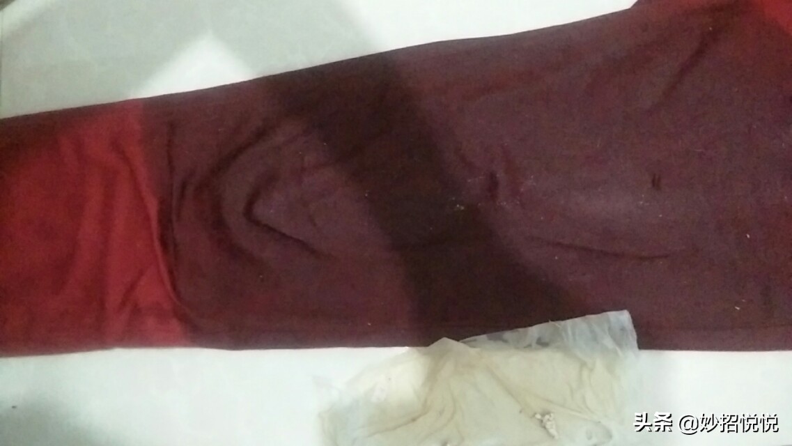 才知道衣服上的口香糖，最怕“橡皮擦”，一泡一擦立马干净不留痕