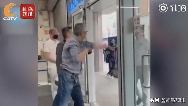 視頻 | 3次進店逞凶！白人男子不戴口罩強闖華人超市 被店主一拳揍暈倒地