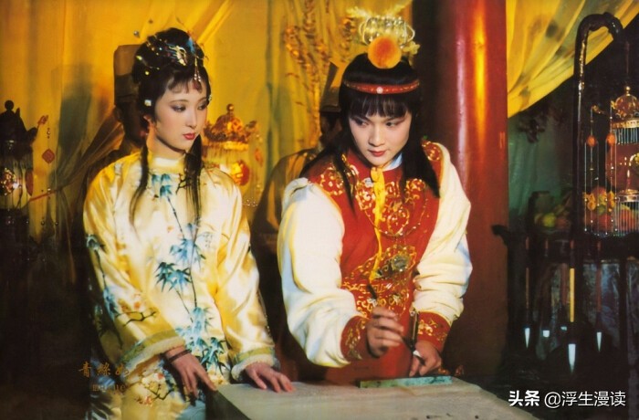 宝玉写应制诗时，黛玉和宝钗都帮了他，作者这么写有何深意？