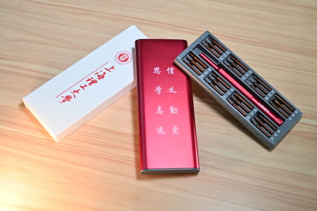毕业快乐！沪上39所院校的毕业礼品，你最心仪哪种？