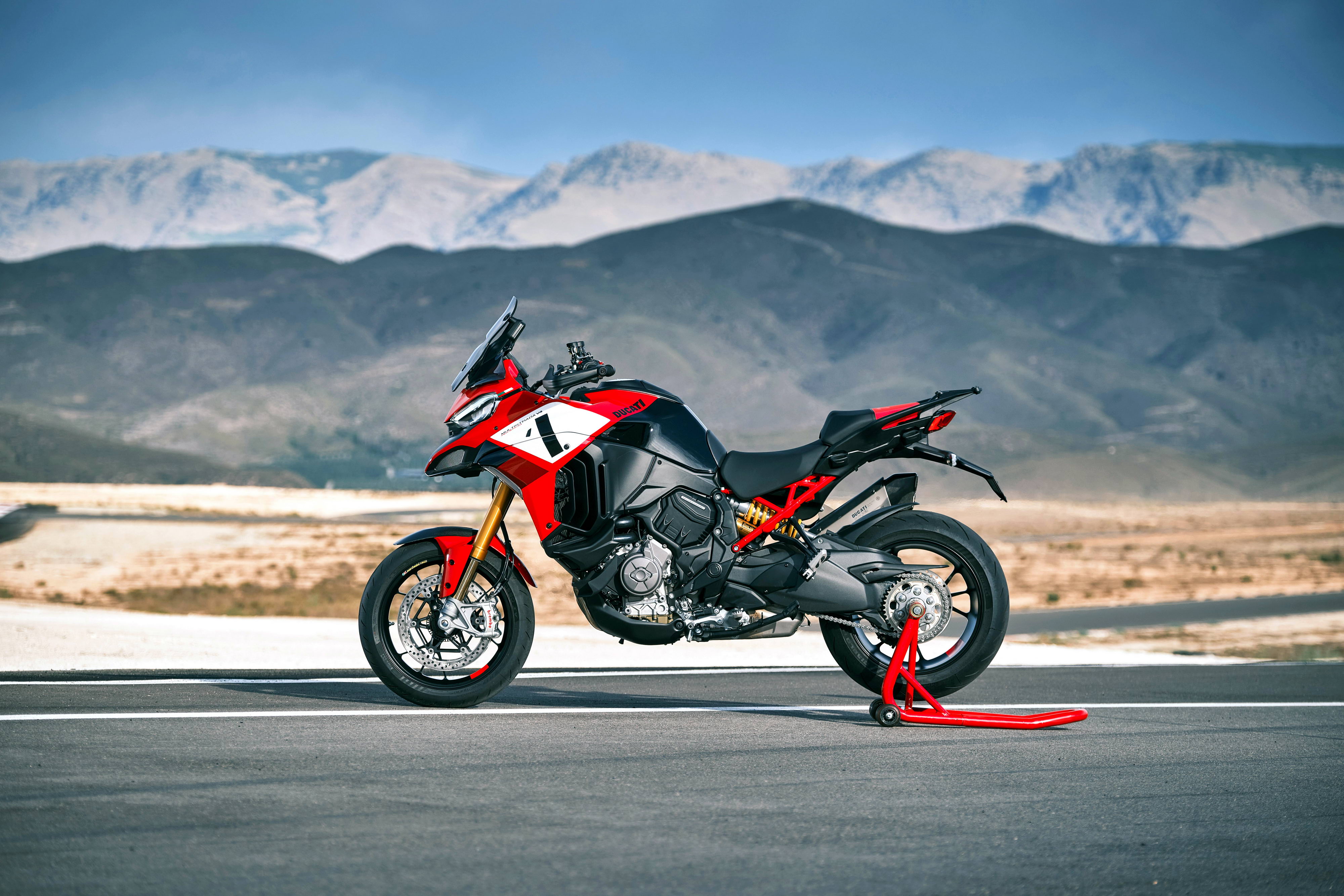 杜卡迪 2022 Multistrada V4 派克峰版 户外特写